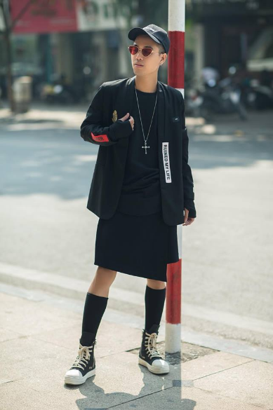 Trước đó, cũng có nhiều chàng trai đã chia sẻ cảnh một mình cân hết chồng bát đĩa cho bạn gái, vợ sắp cưới khi về quê ra mắt.