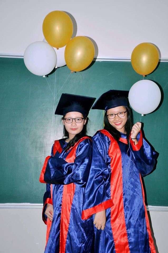 Tuy nhiên, nhiều bạn trẻ không muốn concept chụp ảnh kỷ yếu của lớp mình trùng với bất kì ai nên đã "vắt óc suy nghĩ" ra nhiều ý tưởng độc đáo mà mới lạ và mới nhất là bộ ảnh kỷ yếu không lông mày "quái dị" được ra mắt.