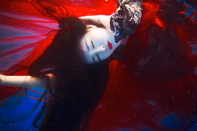 Lilly Luta nổi tiếng là hot girl sở hữu gương mặt xinh đẹp tựa búp bê với những đường nét xuất sắc.