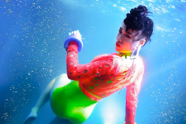 Ngài Milan Phạm, bộ ảnh dưới nước của cô DJ xinh đẹp Tít đã có thời gian làm khuynh đảo cộng đồng mạng trong nước. Trong trang phục màu mè và không thể thiếu dụng cụ quen thuộc khi làm việc là chiếc headphone đã mang đến cho người xem cảm giác năng động và không kém phần quyến rũ.