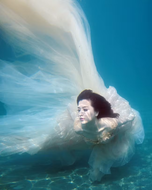 Ngắm nhìn bộ ảnh dưới nước của Bích Phương khiến cô chẳng khác gì cô gái đại dương. Ảnh trong bài: Facebook nhân vật.