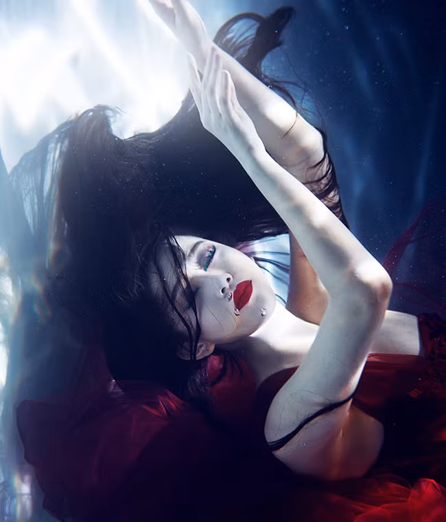 Nếu để nhận xét về những bức ảnh dưới nước xuất sắc của các hot girl Việt thì thật thiếu sót nếu không nhắc đến Milan Phạm. Cô bạn gái tin đồn của Rapper Đinh Tiến Đạt đã có những shot hình xuất sắc dưới nước với bộ váy đỏ đô.