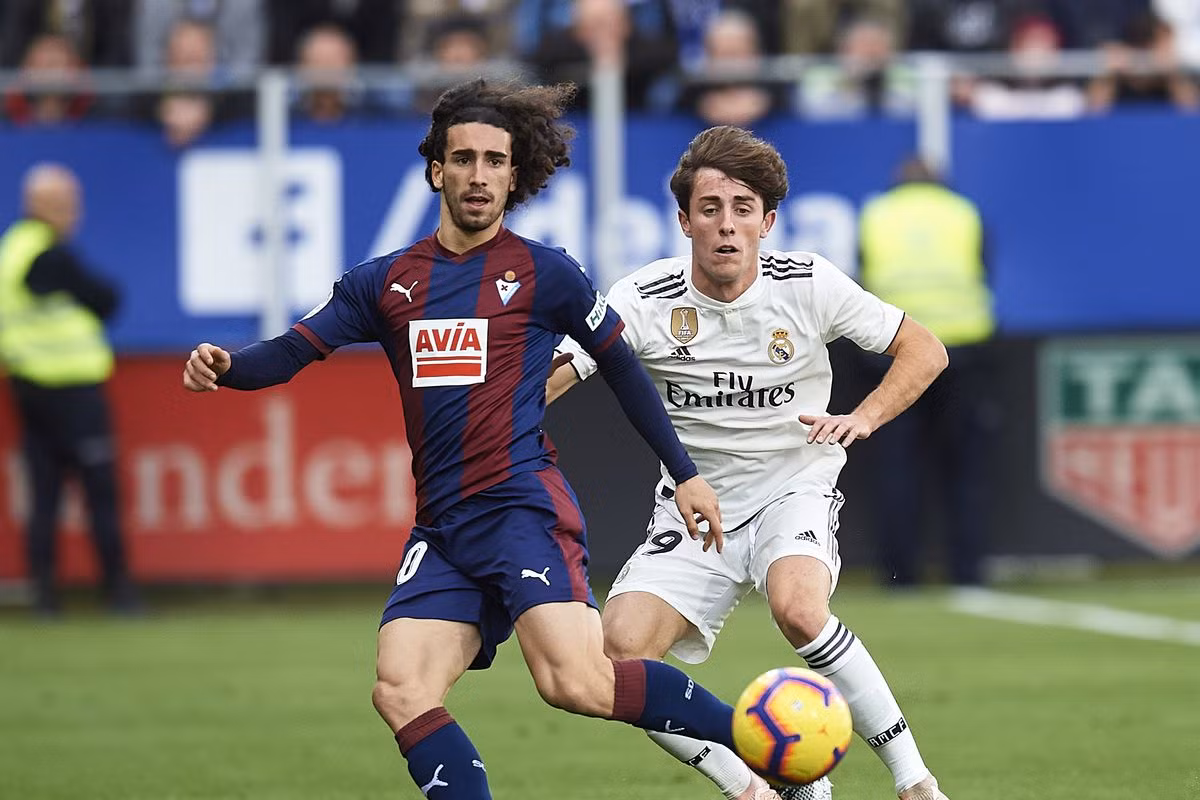 Truyền thông Tây Ban Nha đưa tin khẳng định thượng tầng Camp Nou có thể sẽ kích hoạt điều khoản mua lại trị giá 4 triệu Euro đối với trường hợp của Marc Cucurella - người hiện đang thi đấu tại Eibar theo dạng cho mượn.