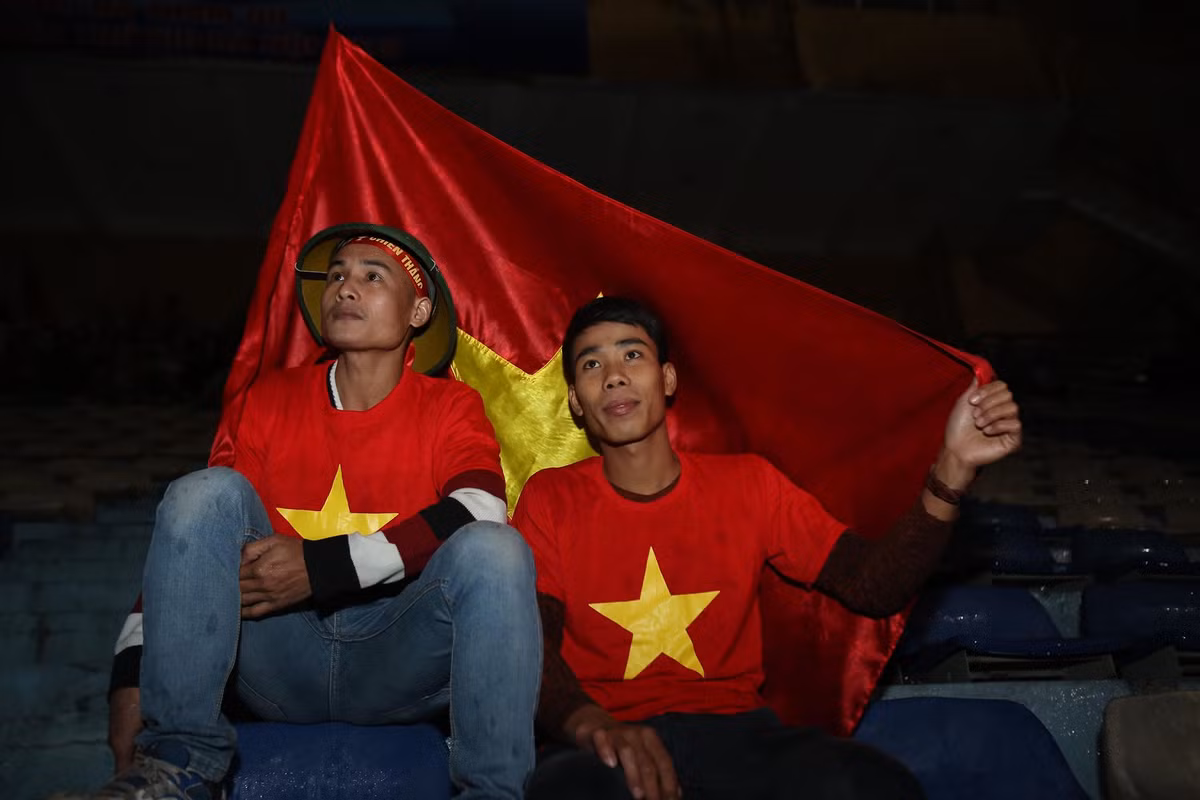 Sân Hàng Đẫy hôm nay dù không được kín khán đài như các buổi offline tại VCK U23 châu Á hay ASIAD 2018 vừa qua nhưng chừng đó cũng đủ để mọi người thể hiện tình yêu với đội tuyển Việt Nam.