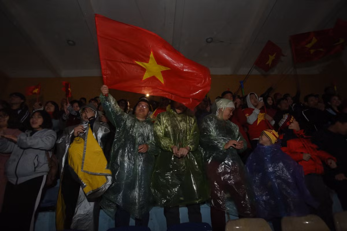 Đặc biệt khi Huy Hùng và Đức Huy ghi bàn, khán đài Hàng Đẫy tưởng chừng như vỡ tung.