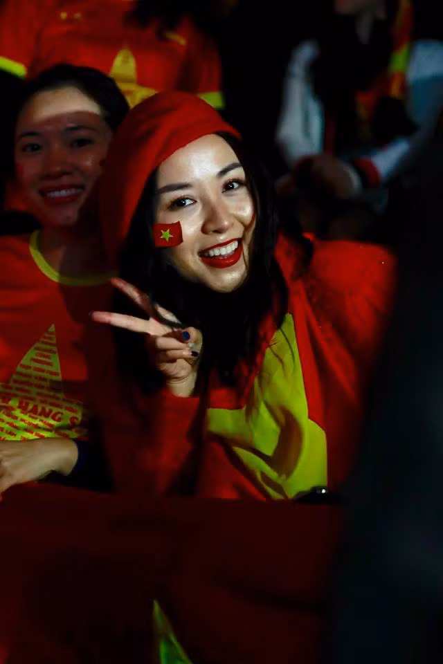 Trên khán đài Hàng Đẫy trong buổi offline do Hội CĐV VFS Miền Bắc và VGS tổ chức không thiếu những bóng hồng xinh đẹp, họ không quản ngại mưa gió để đồng hành cùng đội tuyển.