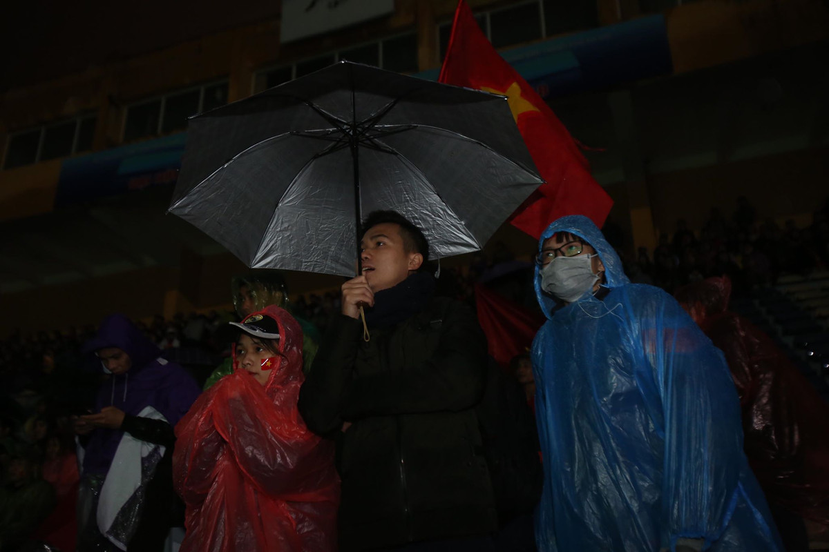 CDV Ha Noi bat chap thoi tiet gia ret co vu doi tuyen Viet Nam