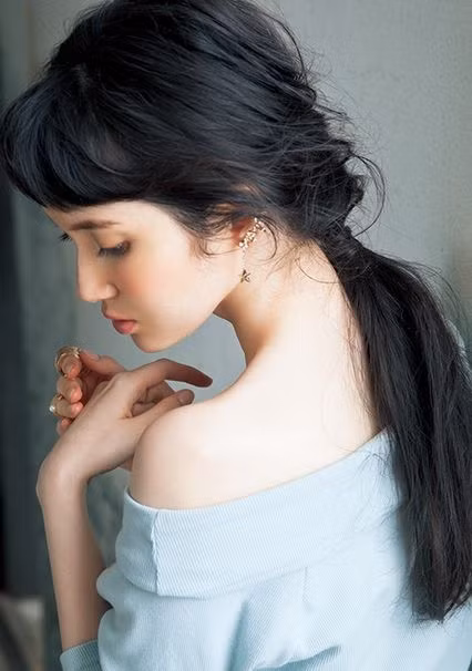 Điểm ấn tượng nhất trên khuôn mặt của cô người mẫu Nhật Bản này đó là đôi mắt to tròn, đi kèm theo đó là môi cong hờn dỗi đầy hút hồn.