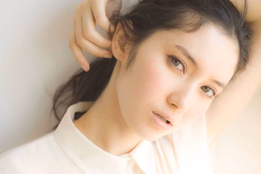 Vẻ đẹp ấn tượng giúp Saya không chỉ xuất hiện dày đặc trên các tạp chí teen, "bành trướng" tên tuổi khắp Nhật Bản và các nước lân cận.