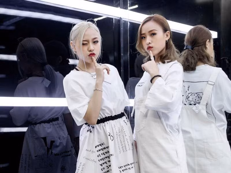 Trâm Đô và Trà Đặng là một trong nhiều gương mặt nổi bật trên mạng xã hội thông qua ứng dụng Tiktok. Cặp chị em song sinh đất Cảng này có tới hơn 4 triệu lượt theo dõi trên ứng dụng clip trên.