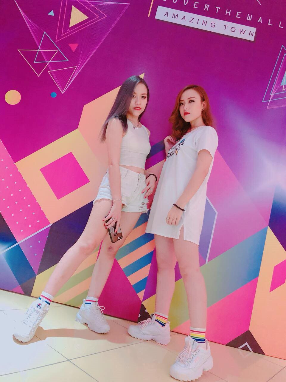 Trâm Đô là chị còn Trà Đặng là em. Cặp chị em song sinh này là ca sĩ tự do và sở hữu vẻ ngoài nữ tính, cuốn hút.