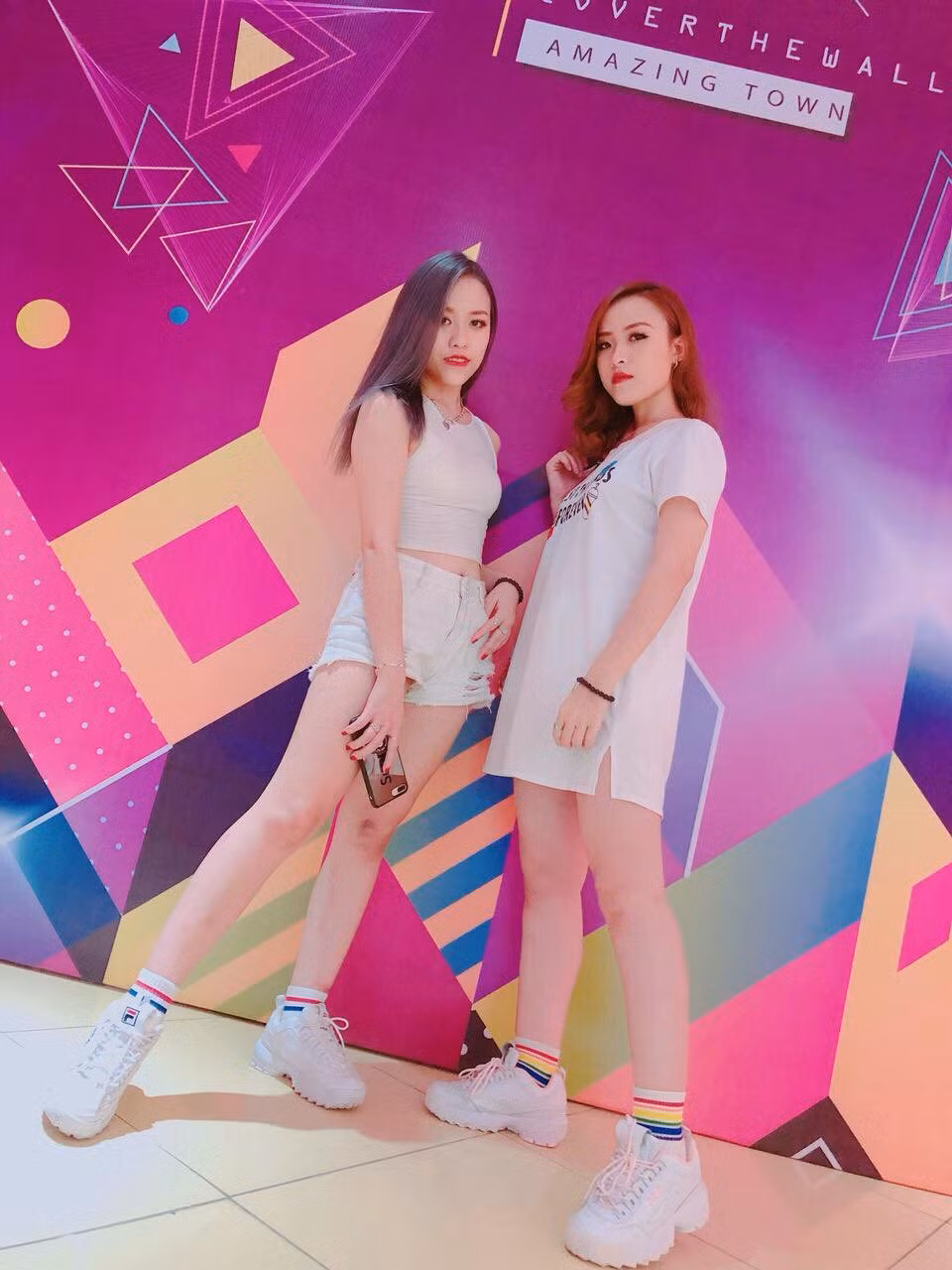 Trâm Đô là chị còn Trà Đặng là em. Cặp chị em song sinh này là ca sĩ tự do và sở hữu vẻ ngoài nữ tính, cuốn hút.