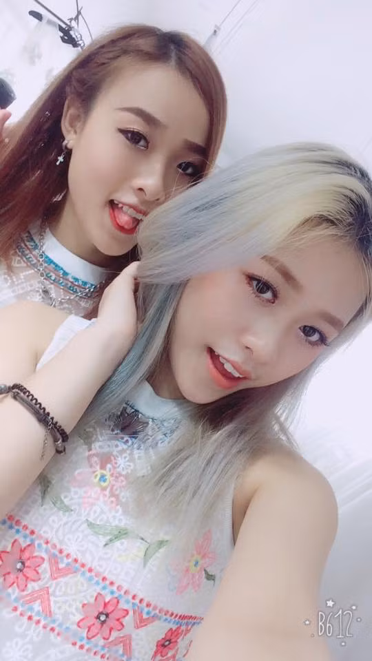 Nét trẻ trung và năng động của cặp chị em song sinh Trâm Đô và Trà Đặng.