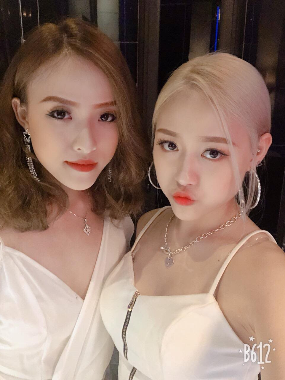 Trâm Đô và Trà Đặng sinh năm 1998 hiện sống ở Hải Phòng. Cả 2 cô bạn này đều là sinh viên trường Văn hóa Nghệ thuật Hải Phòng.