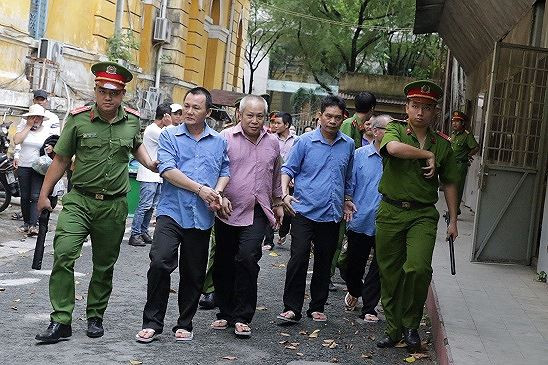 Các bị cáo sau phiên tòa ngày 15/6. Ảnh: Tân Châu