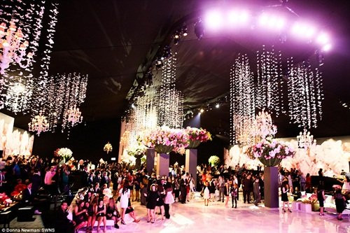 Cô thường xuyên đăng tải hình ảnh của mình chụp với các ngôi sao như: One Direction, Justin Timberlake, Justin Bieber, Katy Perry và thậm chí Hillary Clinton.