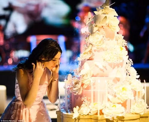 Mới đây, cư dân mạng đã sốc với một bữa tiệc sinh nhật trăm tỷ đồng của cô hot girl tuổi teen tại bang Texas - Mỹ có tên Maya Henry.