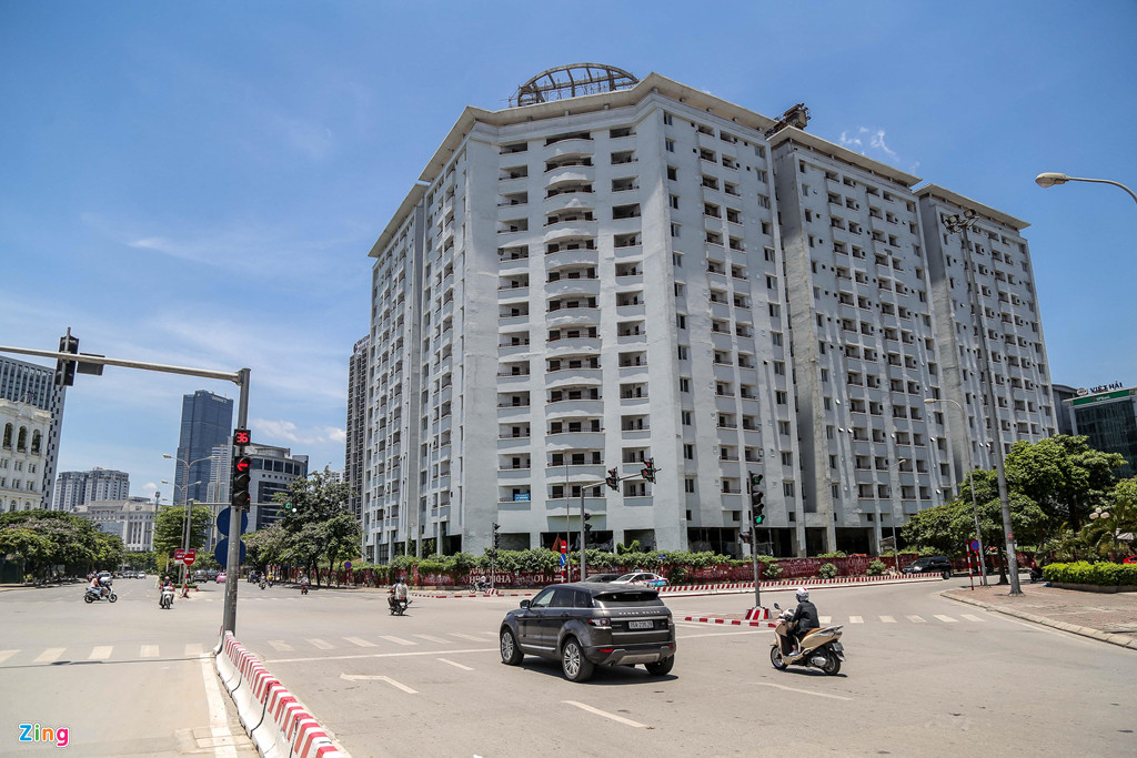 Dự án nhà ở tái định cư N01 - D17 Duy Tân (quận Cầu Giấy, Hà Nội) khởi công từ năm 2010 nhưng đến nay vẫn chưa hoàn thành. Là chung cư cao tầng phục vụ di dân khu đô thị mới Cầu Giấy, dự án sở hữu vị trí khá đẹp khi có 2 mặt tiền giáp phố Duy Tân và Trần Thái Tông. Sau gần 10 năm khởi công, dự án vẫn chưa hoàn thiện xong phần thô. Ảnh: Duy Anh.