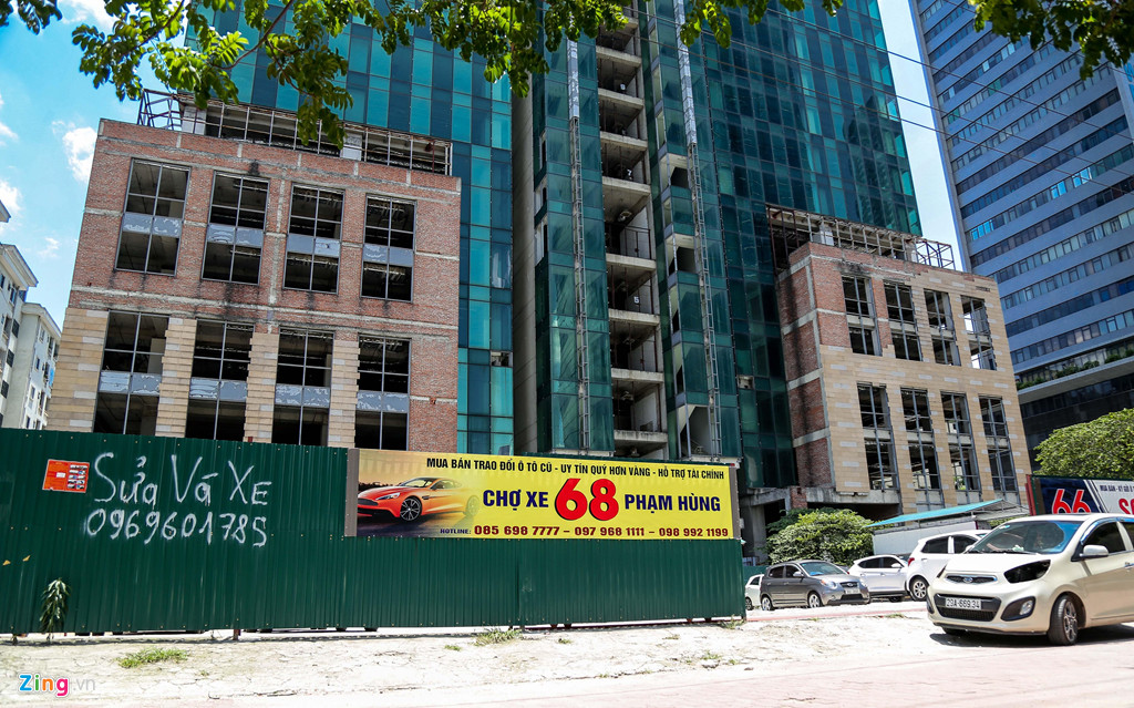 “Đắp chiếu” nhiều năm, nhiều hạng mục dự án Apex Tower dù chưa hoàn thành đã xuống cấp. Apex Tower còn bị sử dụng sai mục đích khi tầng hầm, khuôn viên xung quanh bị “xẻ thịt” làm bãi giữ xe, quán ăn, hàng trà đá. Ảnh: Duy Anh.