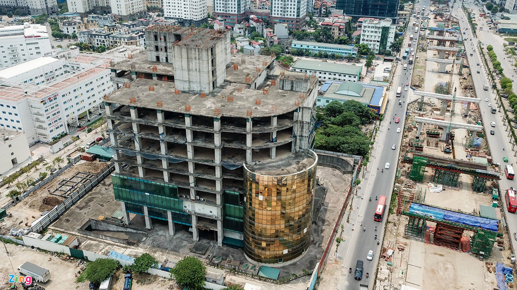 Một dự án khác cũng bị bỏ hoang nhiều năm là Habico Tower (quận Bắc Từ Liêm, Hà Nội) do Công ty cổ phần Hải Bình làm chủ đầu tư với tổng vốn hơn 220 triệu USD. Dự án nằm trên đường Phạm Văn Đồng, cửa ngõ phía tây thủ đô. Habico Tower từng được chào bán với giá 4.000 USD/m2 sàn nhưng việc xây dựng tạm dừng từ năm 2011. Hiện dự án bỏ hoang mới thi công đến tầng 9. Ảnh: Duy Hiếu.