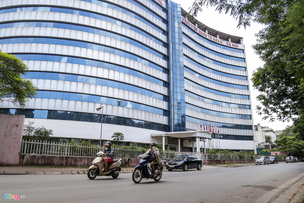 Tòa nhà bệnh viện quốc tế Hoa Kỳ được xây dựng trên đất của 2 phường Nghĩa Tân và Dịch Vọng (vị trí sát ngã ba phố Chùa Hà và Tô Hiệu, quận Cầu Giấy, Hà Nội) cũng chung số phận bị bỏ hoang. Dự án này có hướng nhìn thẳng ra công viên Nghĩa Đô, hồ Nghĩa Tân. Ảnh: Duy Anh.