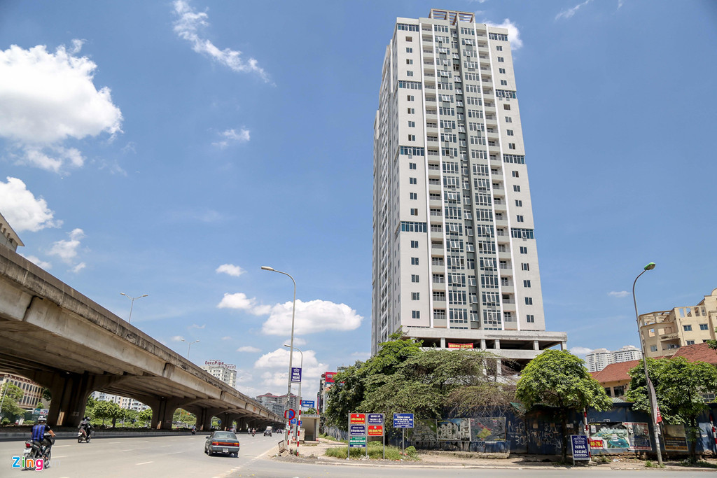 Cùng nằm trên trục Vành đai 3 còn có dự án chung cư Báo Công an Nhân dân bị bỏ hoang. Khi khởi công công trình vào ngày 21/5/2010, dự án đặt mục tiêu hoàn thành và đưa vào sử dụng trong tháng 8/2012. Tuy nhiên, sau khi cơ bản hoàn thiện, dự án bị bỏ hoang. Đầu tháng 5, Thượng tướng Bùi Văn Nam, Thứ trưởng Bộ Công an, cho biết đã giao Thanh tra Bộ thanh tra dự án. Ảnh: Duy Anh.