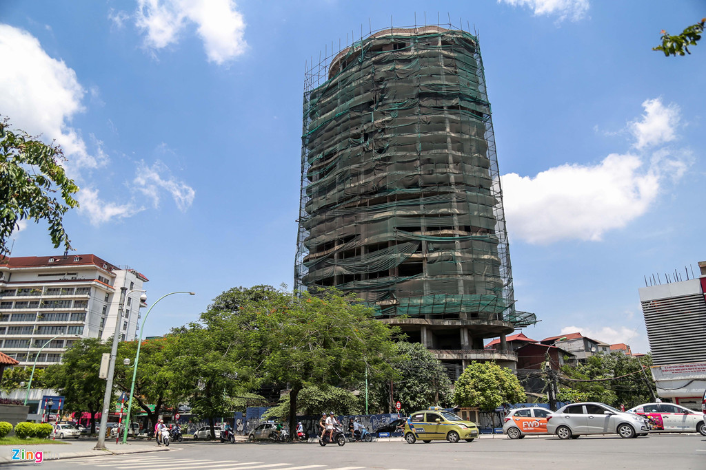 Dự án Nhà công vụ thuộc Công an TP. Hà Nội nằm tại số 1-1A Yên Phụ (quận Tây Hồ, Hà Nội) cũng đang bị bỏ hoang. Đây được đánh giá là khu “đất vàng” khi nằm sát hồ Tây, có 2 mặt tiền tại đường Thanh Niên và Yên Phụ. Ảnh: Duy Anh