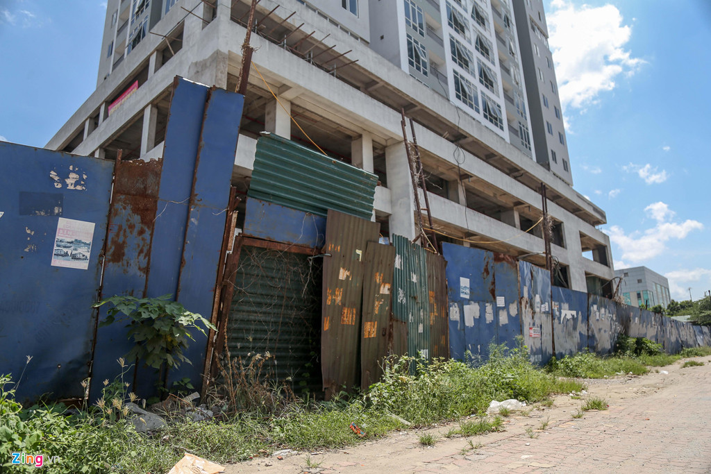 Hệ thống tôn quay quanh tòa nhà ven đường vành đai 3 đã gỉ sét, xuống cấp sau gần một thập kỷ phơi nắng mưa. Ảnh: Duy Anh.