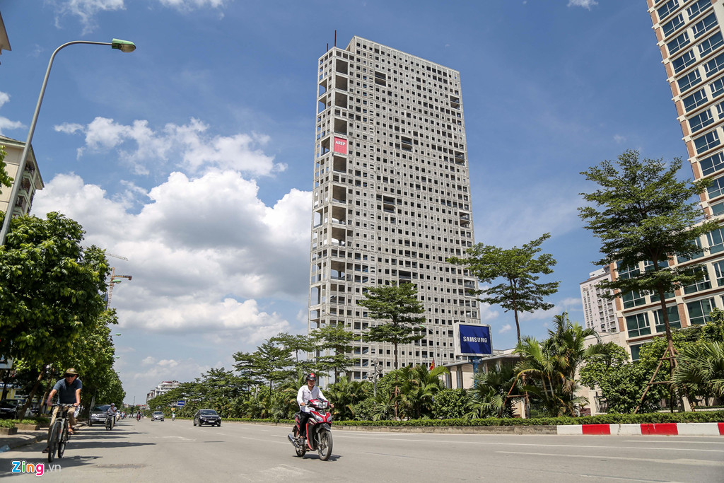 Một dự án khác bị bỏ hoang là Trung tâm giao dịch than - khoáng sản Việt Nam được xây dựng tại lô đất 22E3 thuộc Khu đô thị mới Cầu Giấy (Hà Nội) có quy mô 35 tầng nổi, tổng vốn đầu tư hơn 3.700 tỷ đồng. Được khởi công tháng 1/2015, dự kiến bàn giao vào quý IV/2018. Tuy nhiên, đến nay công trình này mới chỉ hoàn thiện phần thô. Ảnh: Duy Anh.