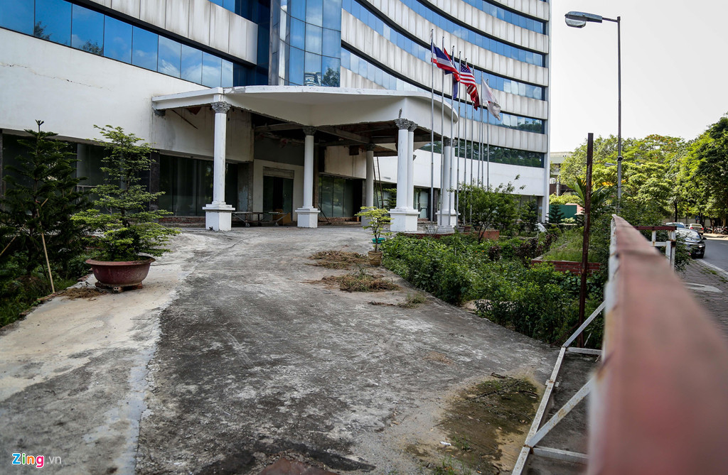Công trình có tổng vốn đầu tư 50 triệu USD, khởi công từ năm 2006. Từng được kỳ vọng sẽ trở thành bệnh viện chất lượng quốc tế 5 sao, tuy nhiên sau hơn một thập kỷ khởi công, dự án vẫn dang dở, nhiều hạng mục xuống cấp, cỏ dại mọc khắp nơi. Ảnh: Duy Anh.