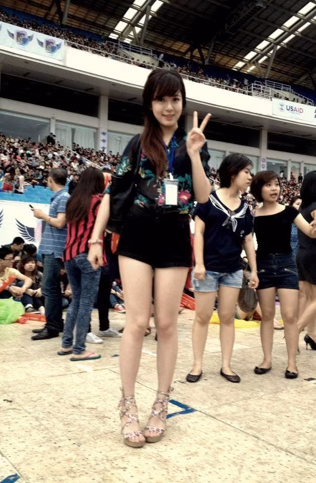 Tú Linh cũng xuất hiện với mái tóc dài tại một sự kiện diễn ra tại SVĐ QG Mỹ Đình năm 2012.