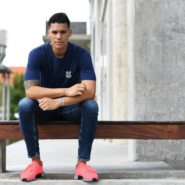 Xuất hiện trên sân cỏ Michael khiến các nữ CĐV Việt Nam đổ gục với vẻ điển trai mạnh mẽ và nghiêm túc. Nhưng bước ra ngoài đời, anh chàng này lại sở hữu phong cách thời trang khá ngầu, pha chút khỏe khoắn.