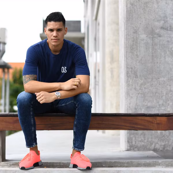 Xuất hiện trên sân cỏ Michael khiến các nữ CĐV Việt Nam đổ gục với vẻ điển trai mạnh mẽ và nghiêm túc. Nhưng bước ra ngoài đời, anh chàng này lại sở hữu phong cách thời trang khá ngầu, pha chút khỏe khoắn.