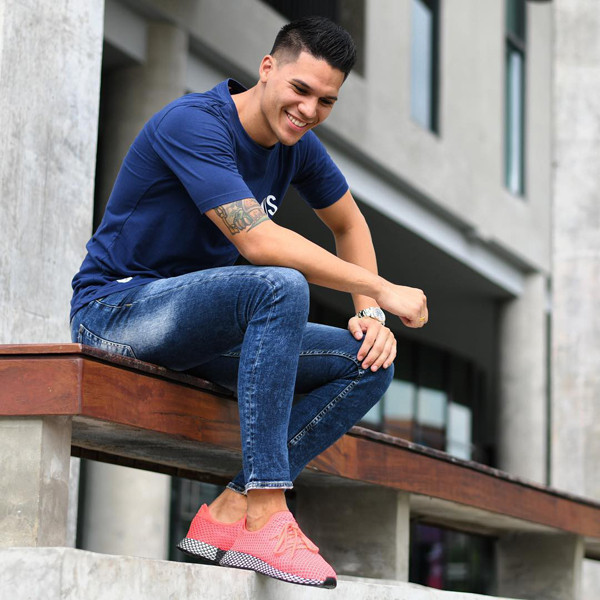 Nụ cười điển trai của Michael làm biết bao trái tim của các fan nữ phải đổ gục vì mình. Thêm một tin vui cho các bạn nữ đó là chàng thủ môn trẻ của đội tuyển Philippines giờ vẫn đang cô đơn.