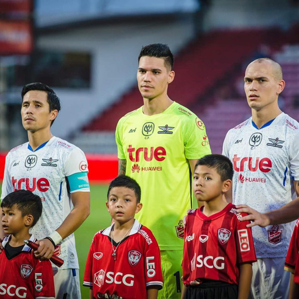 Không chỉ có khuôn mặt thu hút mà Michael còn sở hữu thân hình vạm vỡ rắn chắc với body 6 múi cùng cơ bắp cuồn cuộn.