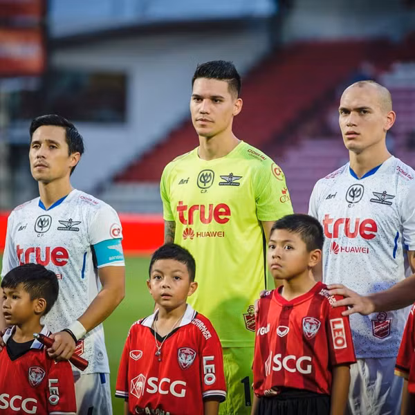 Không chỉ có khuôn mặt thu hút mà Michael còn sở hữu thân hình vạm vỡ rắn chắc với body 6 múi cùng cơ bắp cuồn cuộn.