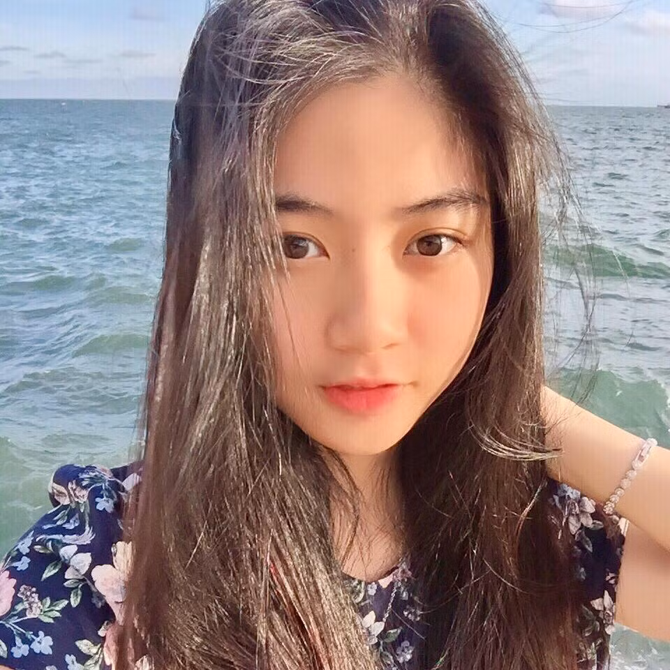 "Lần đầu mình làm từ thiện là năm học lớp 8. Lúc đó, mẹ bệnh rất nặng. Hai chị em vào viện thăm mẹ, thấy nhiều người có hoàn cảnh khó khăn nên rủ nhau nấu cơm phát cho mọi người", Nam Phương kể lại.