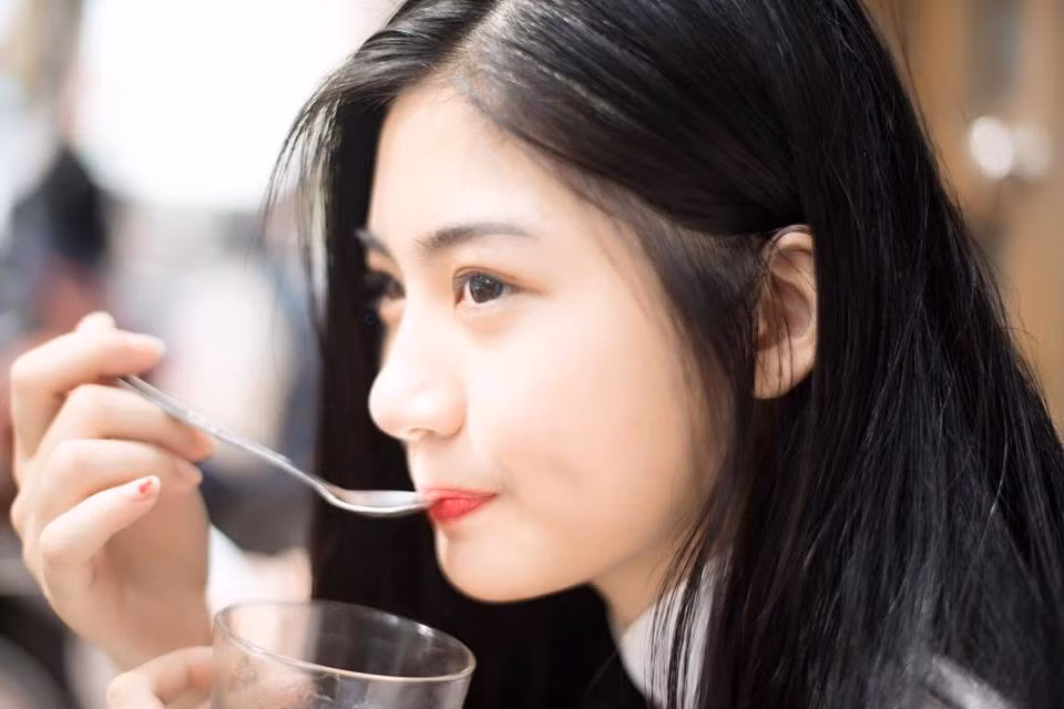 Sở hữu làn da trắng mịn màng, khuôn mặt ưa nhìn với đôi mắt to tròn, long lanh cùng với đó là má lúm đồng tiền cực duyên, nữ sinh 9X Sài thành này khiến ai đi ngang qua đều phải dừng chân ngắm nhìn.