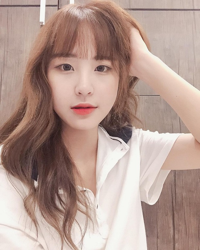 Bích Châu được nhiều người nhận xét có nét giống Nene - hotgirl cover đình đám của Thái Lan. Có vẻ ngoài bắt mắt như thế nên trang Facebook cá nhân của cô nàng sở hữu đến 30.000 người theo dõi.