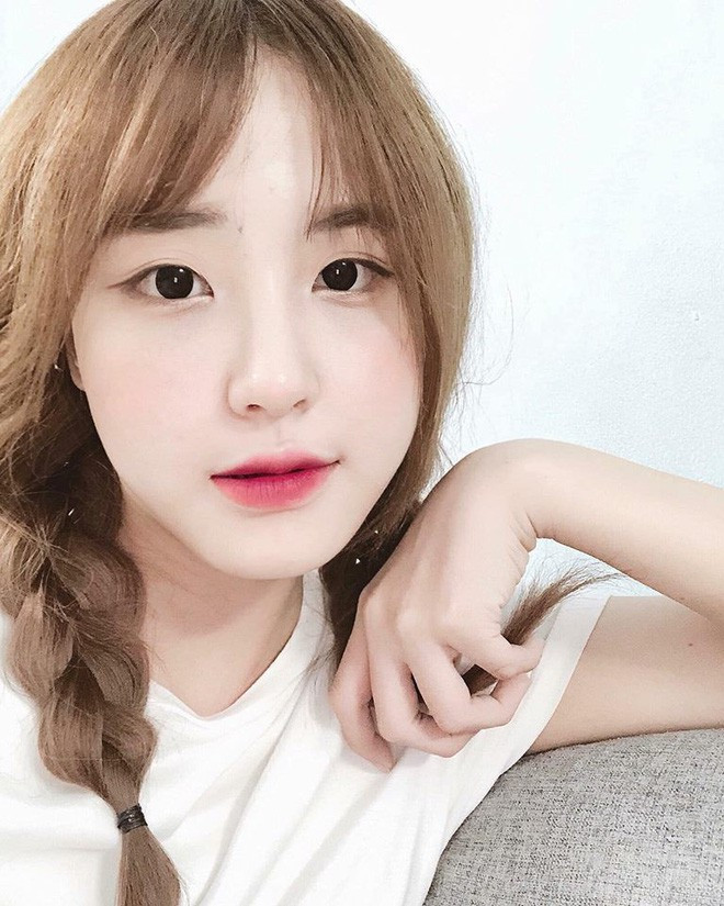 Mới đây, bức ảnh một cô bạn chụp cùng 2 chú mèo xinh xắn đã nhận được sự chú ý lớn từ cộng đồng mạng bởi nhan sắc khá xinh đẹp tươi.