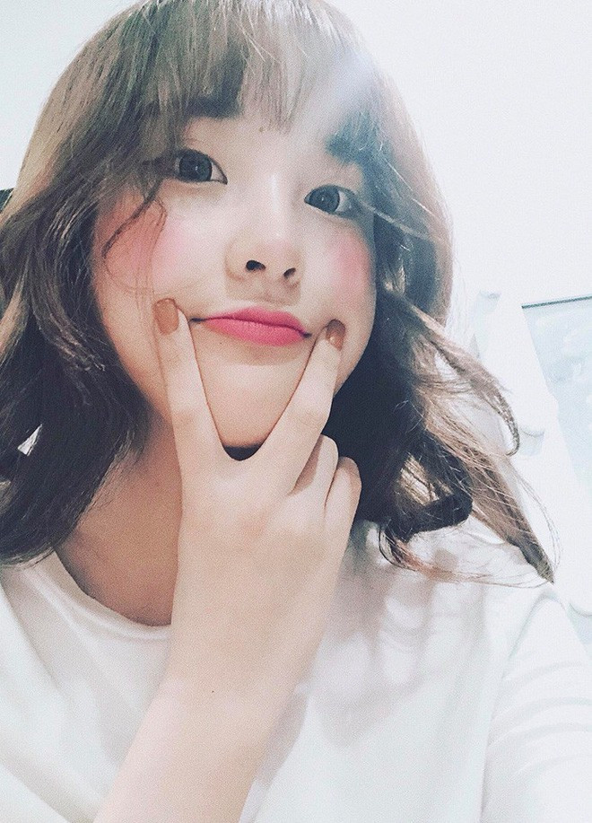 Được biết cô bạn trong hình có tên đầy đủ là Huỳnh Bích Châu (SN 1998), quê ở Cà Mau nhưng hiện tại đang sinh sống và kinh doanh thời trang tại TP. Hồ Chí Minh.