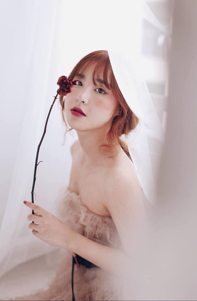 Ngoài công việc kinh doanh thời trang của riêng mình thì Bích Châu cũng tham gia chụp lookbook cho một số shop thời trang tại Sài Gòn.