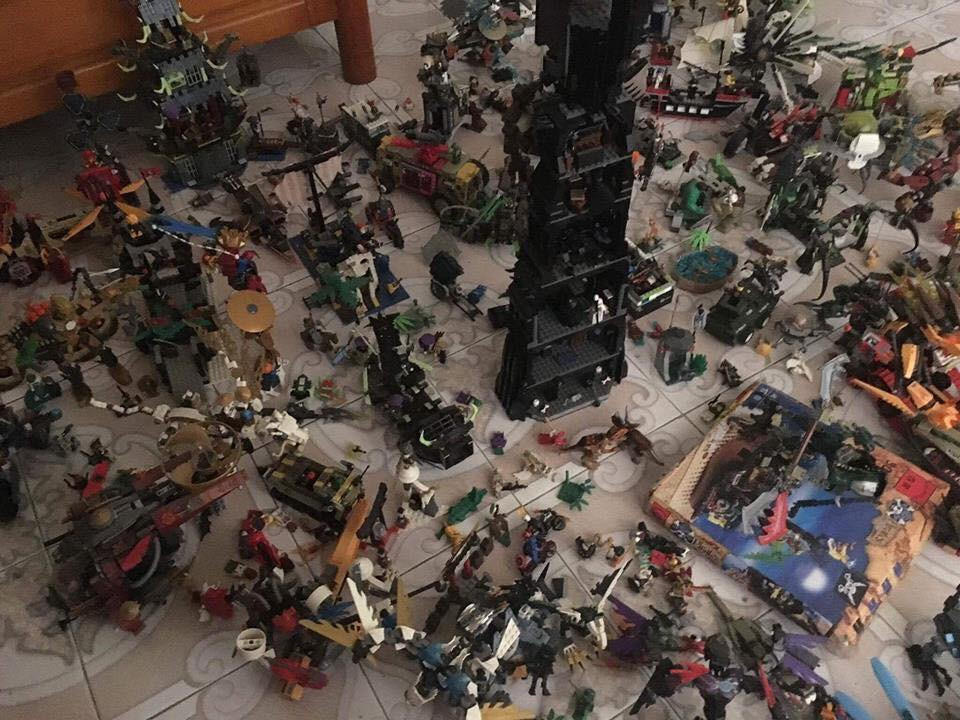 "Yên tâm, gia đình mình có nhà riêng nên mới dám bảo bê đi đấy, 4 phòng ngủ đủ cho nó bày. Nhà mình không giàu đâu, chỉ là em mình tiết kiệm được thôi. Nó mua đống này từ lớp 6,7 ấy. Nó còn tiết kiệm mua cả truyện nữa mà bố mẹ không cho một cục tiền đi mua đâu. Nó chỉ thích mấy cái này nên phụ huynh cũng không ý kiến gì". Nữ thành viên mạng xã hội Phương Mai cho biết thêm.