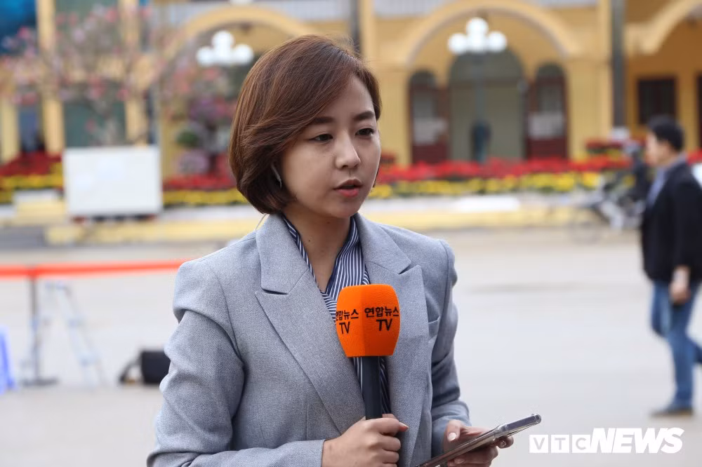 Phóng viên xinh đẹp Hàn Quốc đưa tin từ ga Đồng Đăng nổi như cồn trên MXH những ngày qua.