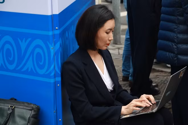 Phóng viên đài SBS tập trung tác nghiệp và đưa tin bên ngoài khách sạn Melia.