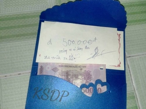 Đáng lẽ sẽ mừng 500.000 VNĐ nhưng vì hết tiền nên thanh niên trên mừng trước 50.000 và sẽ trả nợ nốt 450.000 khi có lương.