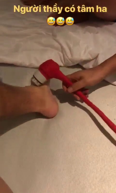 Những hình ảnh của HLV Park Hang-seo tận tay chăm sóc các học trò không còn lạ khi tại Asiad 2018, trung vệ Trần Đình Trọng cũng vui vẻ khoe được thầy Park tự tay dùng máy massage chân khi anh bị chấn thương sau trận đấu.