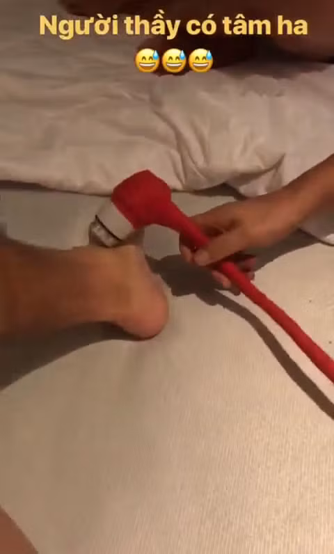 Những hình ảnh của HLV Park Hang-seo tận tay chăm sóc các học trò không còn lạ khi tại Asiad 2018, trung vệ Trần Đình Trọng cũng vui vẻ khoe được thầy Park tự tay dùng máy massage chân khi anh bị chấn thương sau trận đấu.