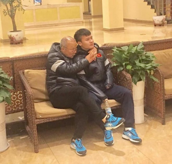 Những khoảnh khắc ông thủ thỉ tâm sự, hỏi han sức khỏe, ôm vai thân thiết, thậm chí là véo má trêu đùa các cầu thủ đã khiến nhiều fan thích thú.