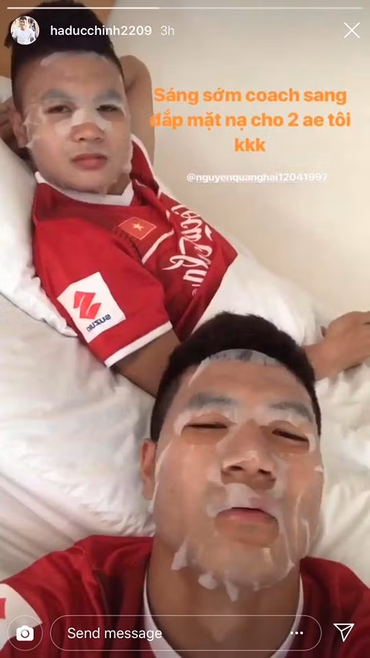 Cụ thể, trên story Instagram cá nhân Quang Hải và Đức Chinh khoe được người thầy Hàn Quốc sang tận phòng từ sáng sớm để tự tay đắp mặt nạ dưỡng da.